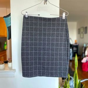 Checkered pattern gray pencil skirt